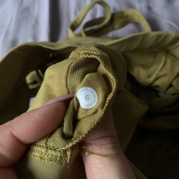Lululemon high neck energy bra size 6 - Picture 3 of 3